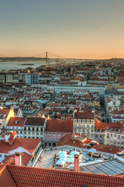 Lisbon's historic old town in a tuk-tuk in German - Calçada da Amália and the National Pantheon