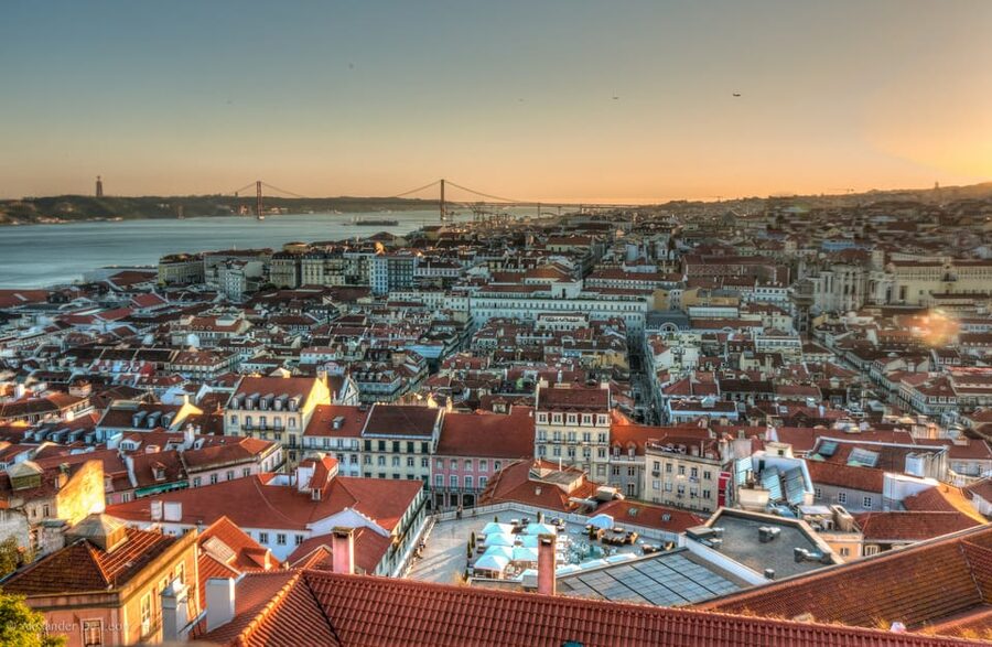 Lisbon's historic old town in a tuk-tuk in German - Mouraria, where the route changes character