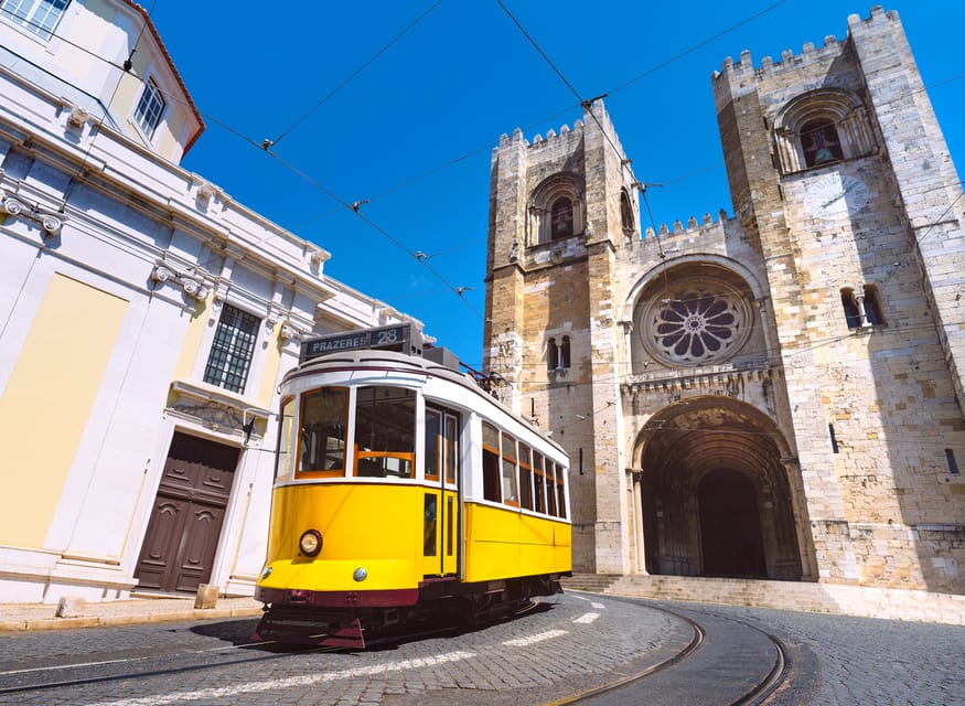Lisbon's historic old town in a tuk-tuk in German - German guides, group size, and the ride itself