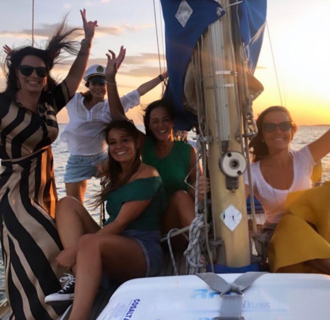Lisbon: Sailboat Sunset Tour with a Drink - Commerce Square and the central Tagus