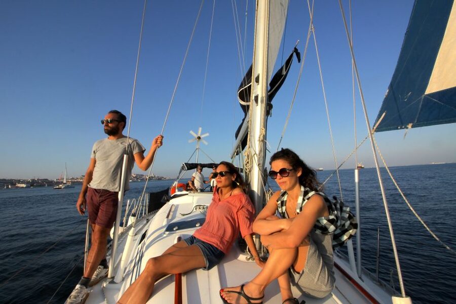 Lisbon: Sailing Tour with Wine and Snacks - Commerce Square and the Heart of Lisbon