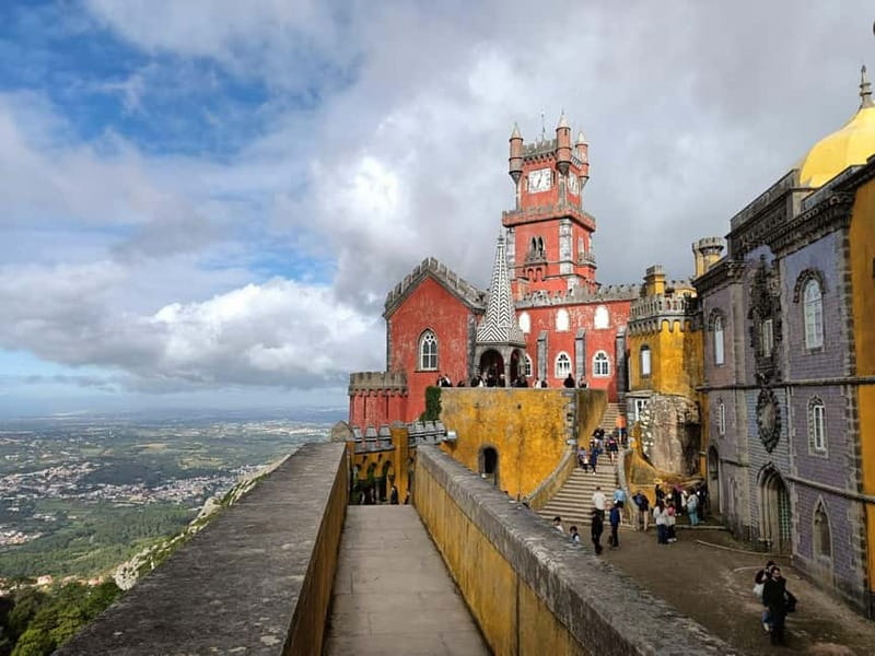 Lisbon: Sintra, Pena Palace, Moorish Castle & Regaleira Tour - The guides make the format work