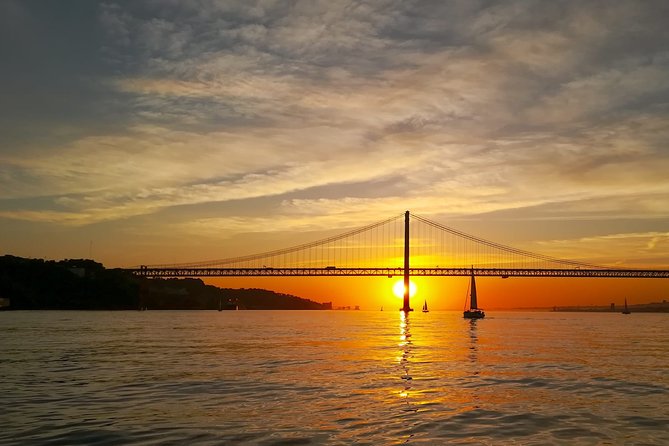 Lisbon Small Group 2h Sunset Sailing- Live Commentary & a Drink - Commerce Square and the castle hill