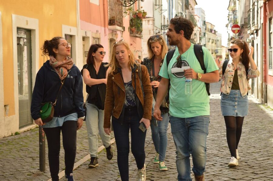 Lisbon: Starter Walking Tour to the highlights in German - Praça Luís de Camões and the climb toward Bica