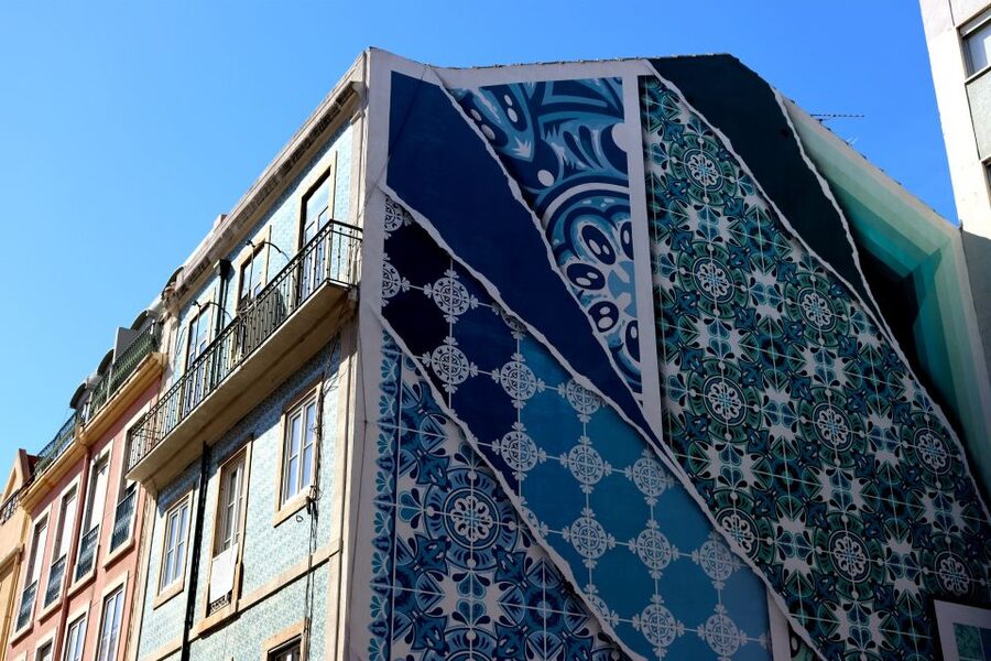 Lisbon: Street Art and Historical Walking Tour - What the guide adds to the art