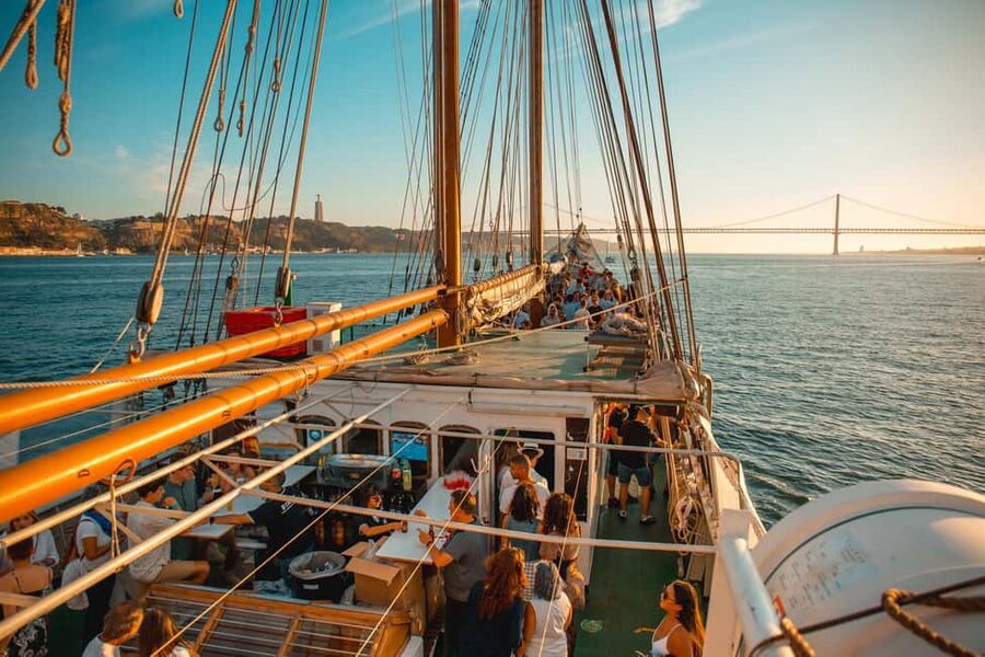 Lisbon: Sunset Boat Party with Live DJ and Night Club Entry - Key points to know before booking