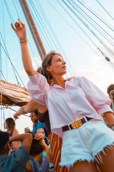 Lisbon: Sunset Boat Party with Live DJ and Night Club Entry - Music that keeps changing with the crowd