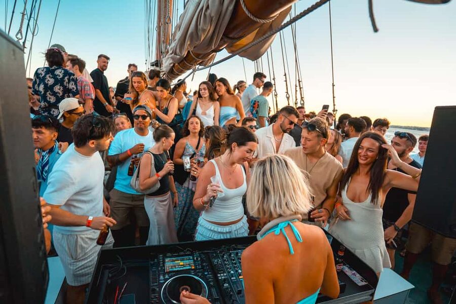 Lisbon: Sunset Boat Party with Live DJ and Night Club Entry - From boat party to top Lisbon club