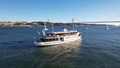 Sunset Boat Tour with Music and Drinks