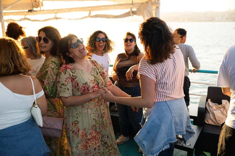 Lisbon: Sunset Boat Tour with Music and Drinks - Commerce Square and Alfama from the river