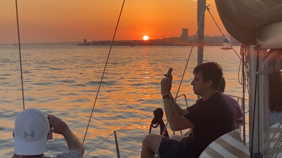 Lisbon: Sunset Cruise with Drinks and Snacks - Cristo Rei and the sunset return
