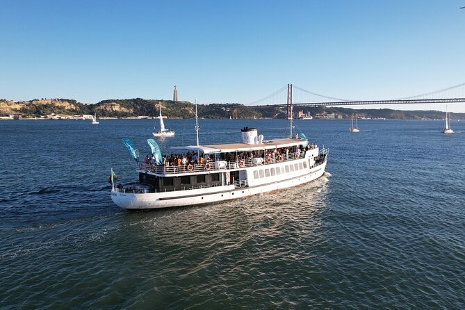 Lisbon: Sunset on board with music & drinks - A sunset cruise with two different personalities