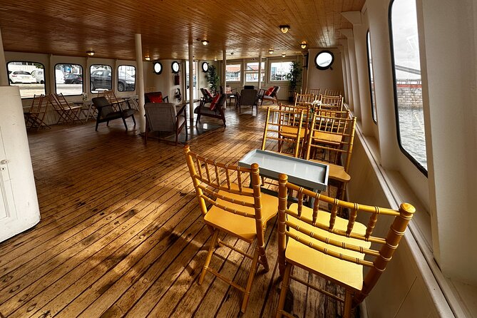 Lisbon: Sunset on board with music & drinks - Final decision: book it for the mood and the views