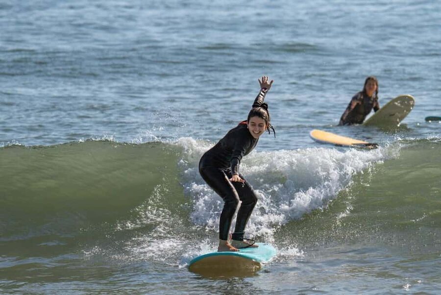 Lisbon Surf Guide - Surf class & Pick Up - Getting ready: wetsuits, safety, and the first pop-up