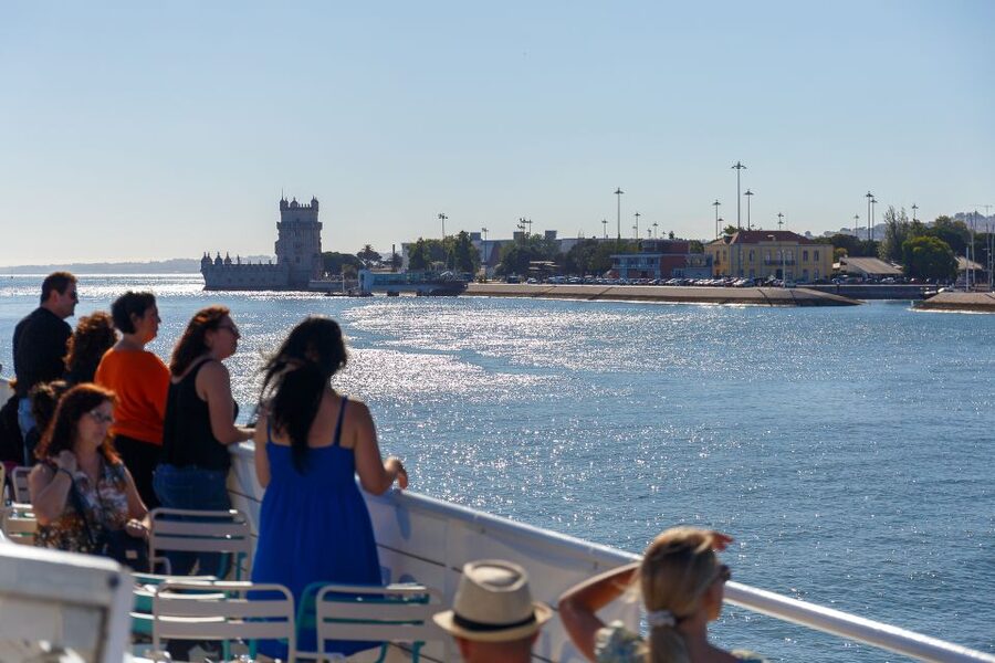 Lisbon: Tagus River Boat Tour with One Drink Included - The Monument to the Discoveries and Belém Tower