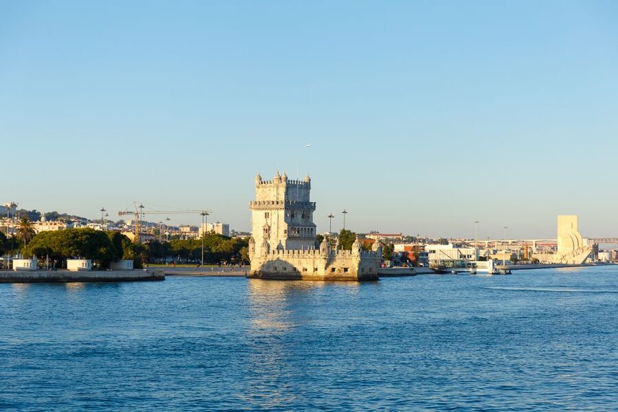 Lisbon: Tagus River Sunset Tour with Snacks and Drink - What you actually get to eat and drink