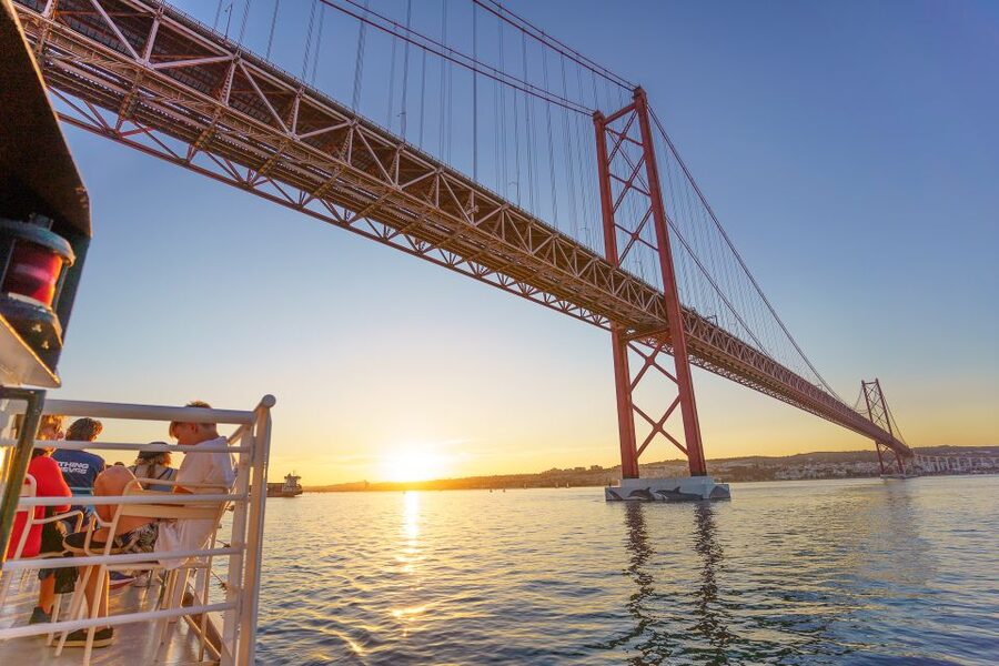 Lisbon: Tagus River Sunset Tour with Snacks and Drink - Christ the King and the return route