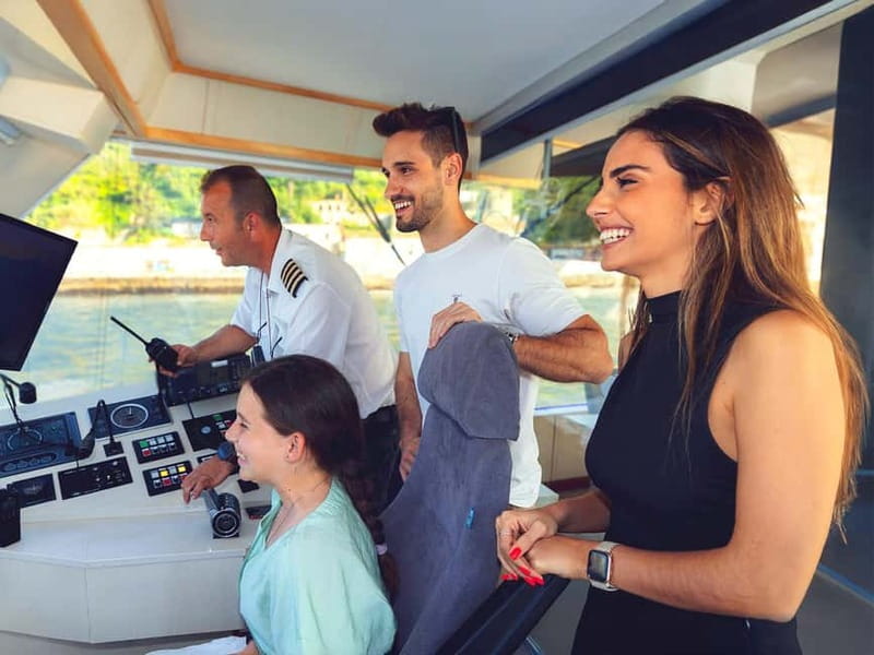 Lisbon: Tejo River Sightseeing Cruise - What the boat is like onboard