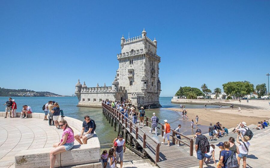 Lisbon to Porto with Óbidos-Nazaré-Fátima-Coimbra-Aveiro - Who should book this transfer