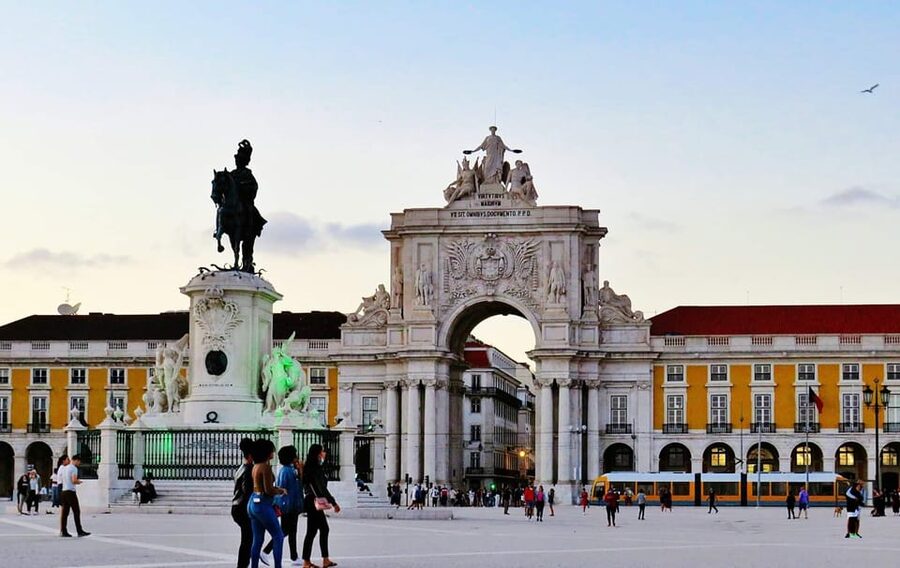 Lisbon to Porto with Óbidos-Nazaré-Fátima-Coimbra-Aveiro - Price, timing, and the real value