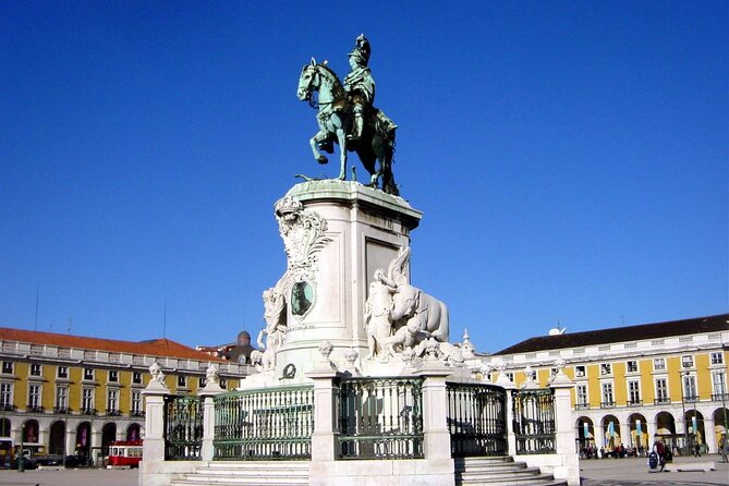 Lisbon to Porto with stop Aveiro-Fátima-Coimbra-Tomar-Nazaré-Óbidos - The driver can shape the whole day