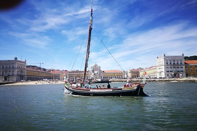 Lisbon Traditional Boats - Guided Sightseeing Cruise - Praça do Comércio is the right place to begin