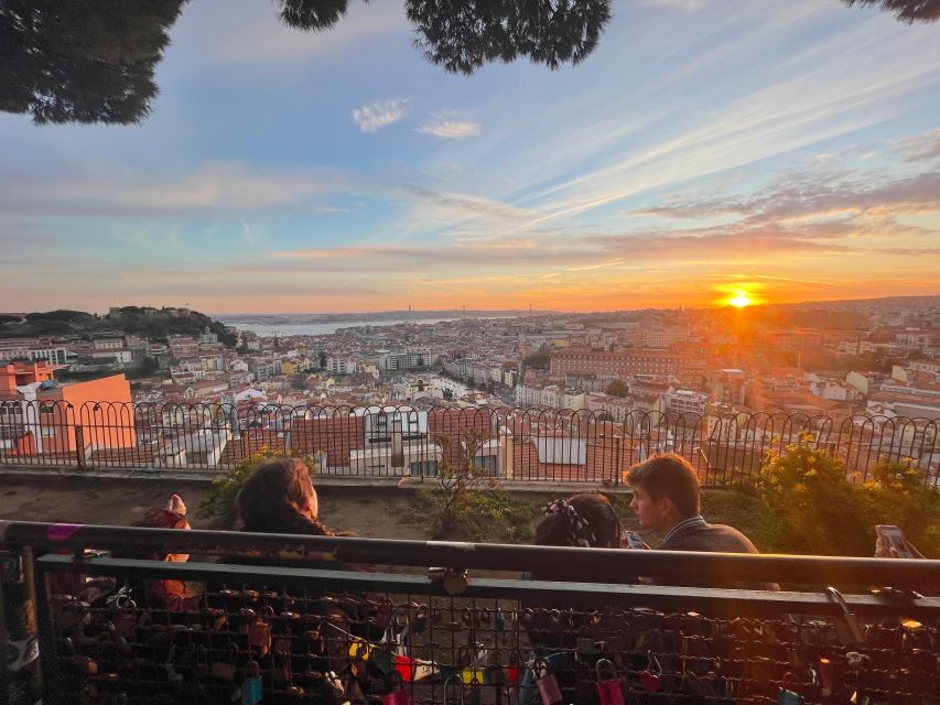 Lisbon: Tuk Tuk with hotel pick up and the best of old city - Guides, photos, and the personal touch