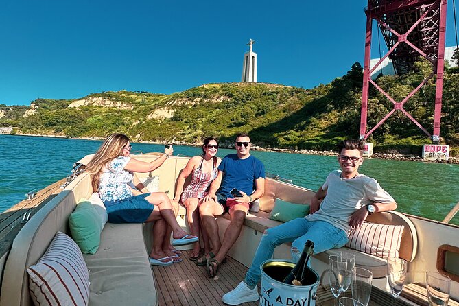 Lisbon – Vinho Verde Wine Premium Boat Experience - Boarding at Doca de Santo Amaro