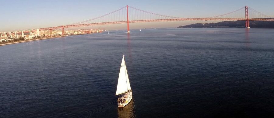 Private Romantic cruise with sparkling wine- 2-Hour- Lisbon - Setting out from Lisbon on the Tagus