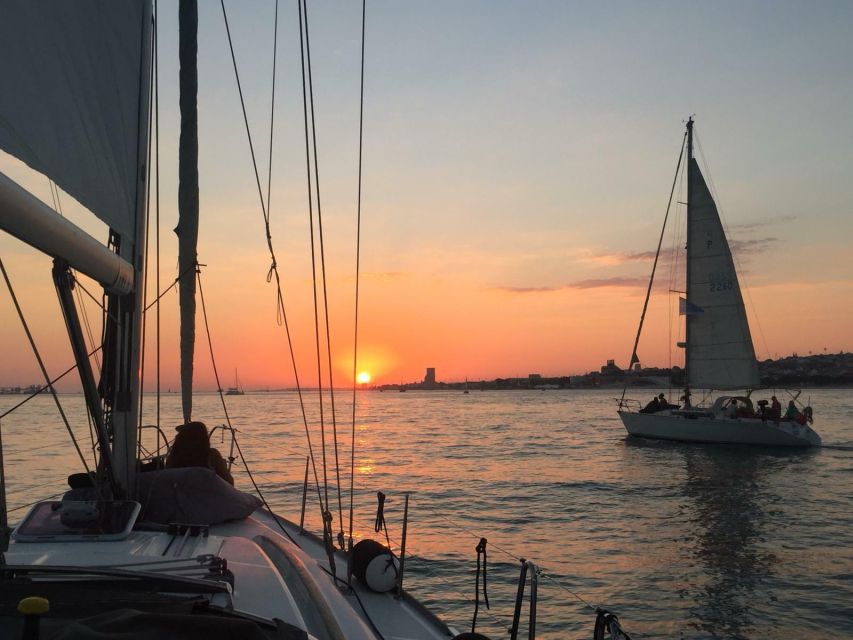 Private Romantic cruise with sparkling wine- 2-Hour- Lisbon - Sparkling wine and special occasions