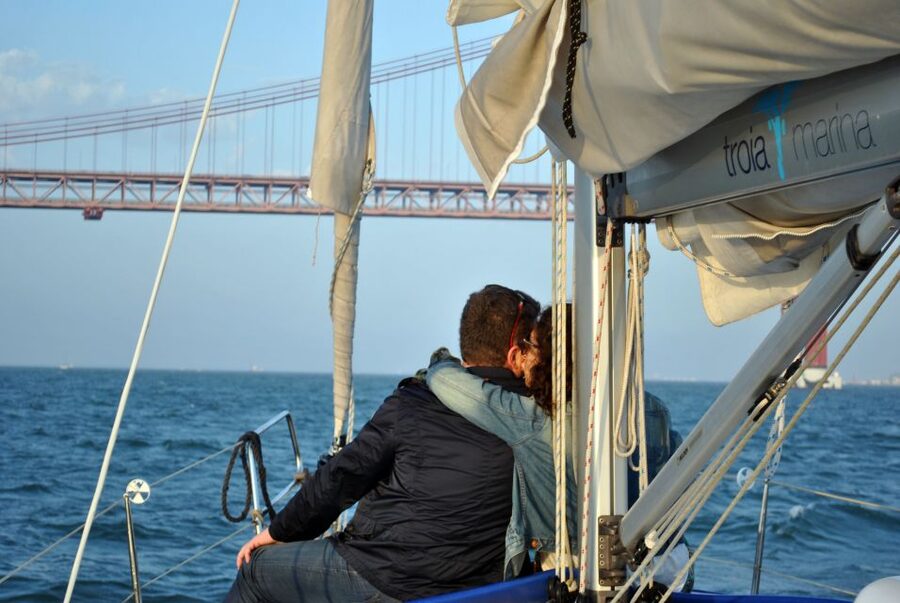 Private Romantic cruise with sparkling wine- 2-Hour- Lisbon - What the crew adds to the experience