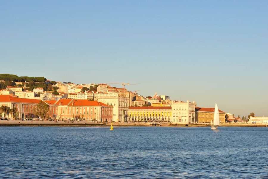 Private Romantic cruise with sparkling wine- 2-Hour- Lisbon - Private or shared: what should you choose?