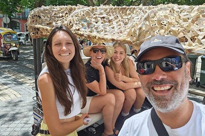 Private tuk tuk tour in old city Lisbon (Standard-1h30) - A 15-minute stop at Portas do Sol