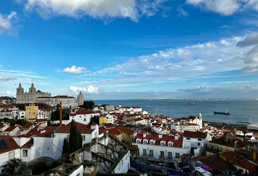 São Jorge Castle Skip-the-line Entry Ticket - Meeting the host near the castle