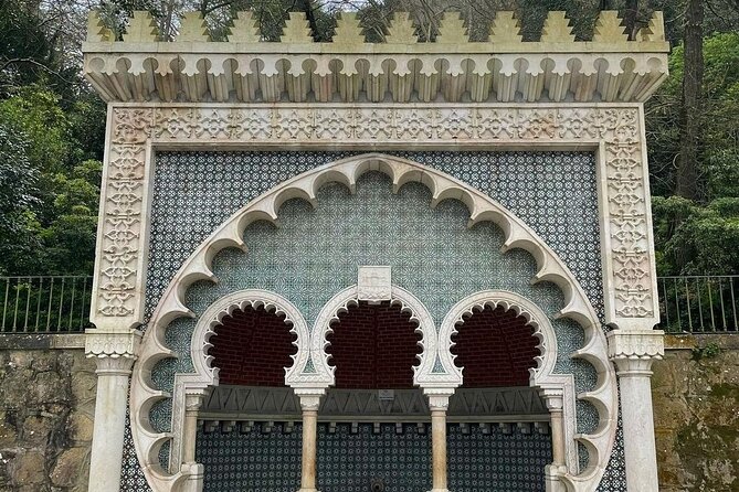 Sintra Walking Tour: Romantic Village & Palaces - Hotel Lawrence and Sintra’s visitor tradition