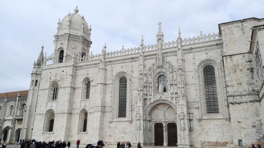 The Best Guiding visit to Jeronimos & Tiket included - Entering the monastery with the ticket included